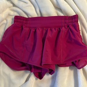 RARE Lululemon ripened raspberry hotty hot shorts size 4, 2.5”